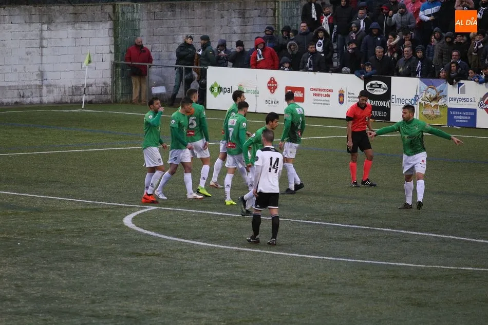 Foto 2 - Un error garrafal de Dani Sotres sirve en bandeja el derbi para el Guijuelo (1-0)