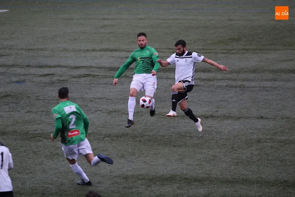 José García pelea por un balón / Kiko Robles