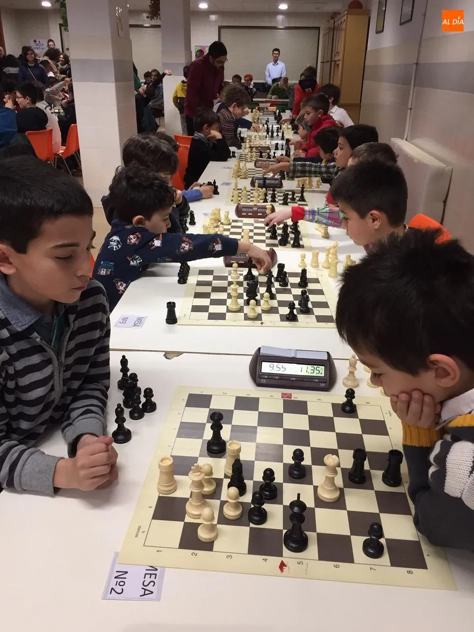 Foto 2 - Casi un centenar de escolares participa en el torneo de ajedrez del Colegio Maristas