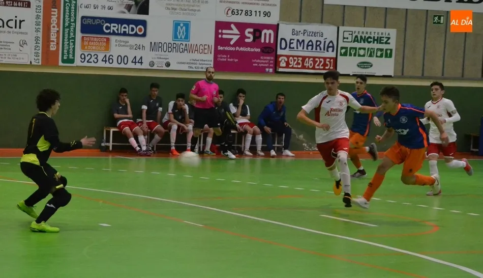 Foto 10 - Ag&oacute;nica victoria del Juvenil para rematar el irregular triple duelo del III Columnas frente al San ...