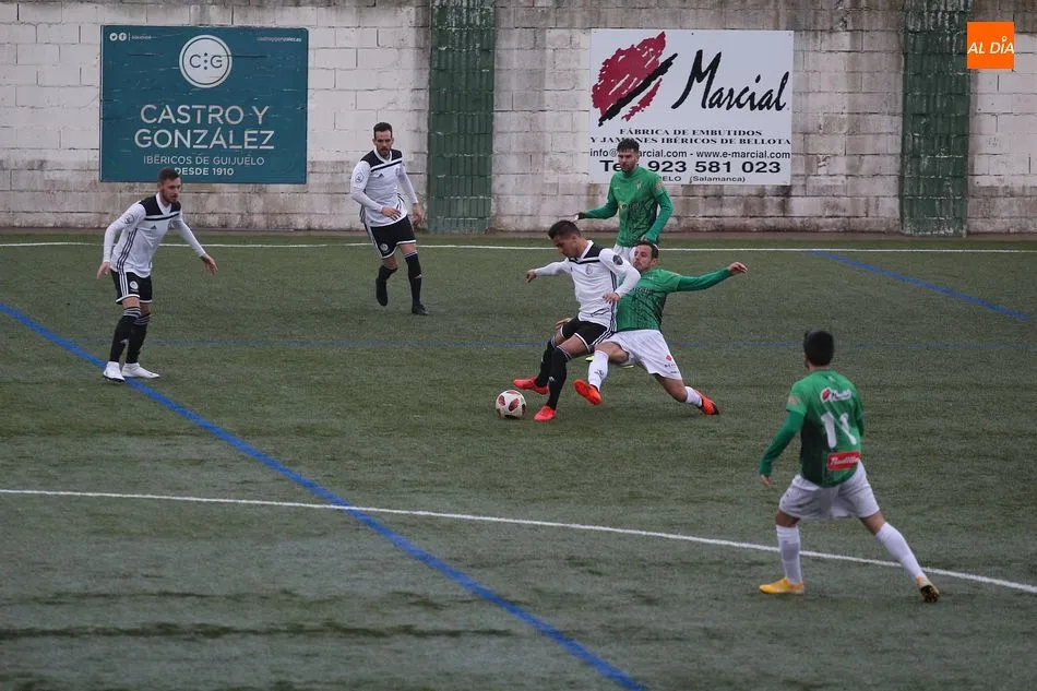 Din Alomerovic controla un balón / Kiko Robles