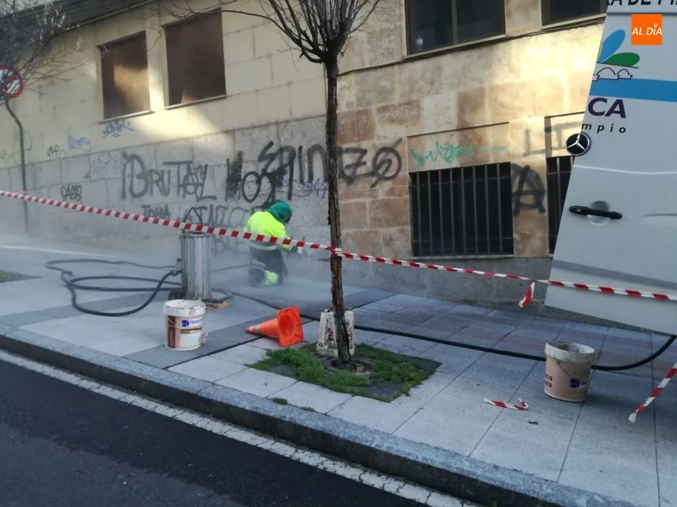 Foto 4 - El Ayuntamiento limpia&nbsp; m&aacute;s de 2.800 pintadas vand&aacute;licas en el &uacute;ltimo a&ntilde;o