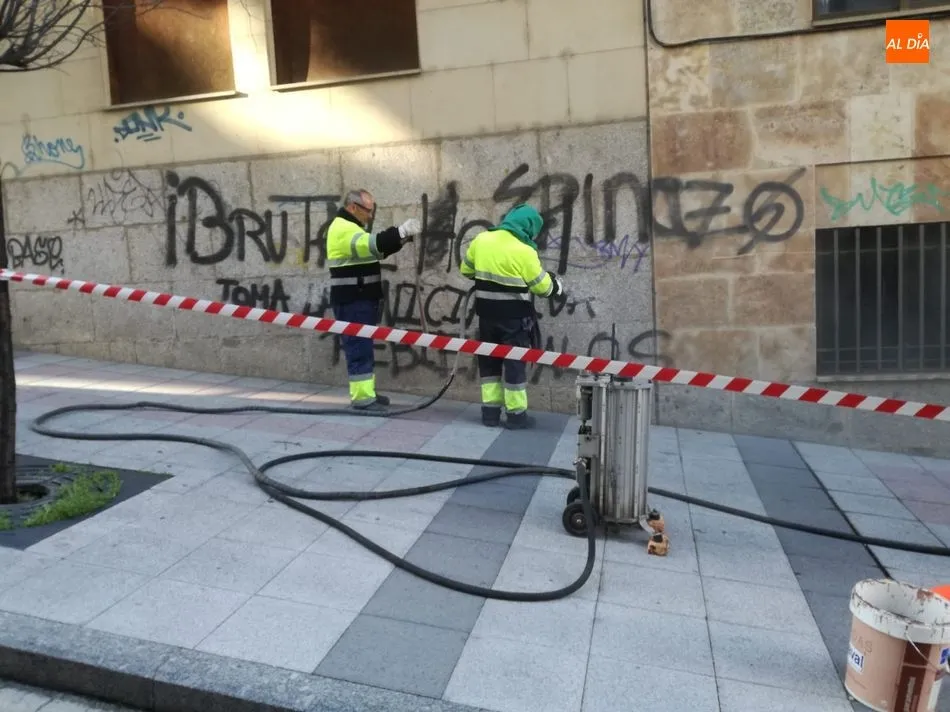 Foto 3 - El Ayuntamiento limpia&nbsp; m&aacute;s de 2.800 pintadas vand&aacute;licas en el &uacute;ltimo a&ntilde;o