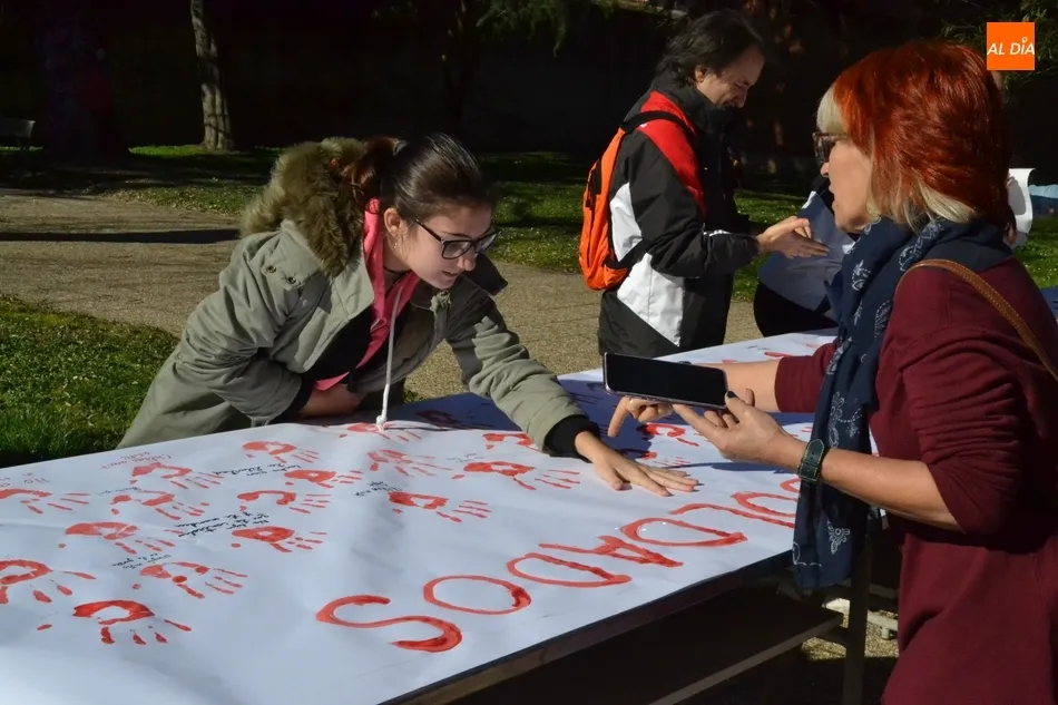 Foto 7 - El IES Fray Diego Tadeo se une al D&iacute;a de la Mano Roja  