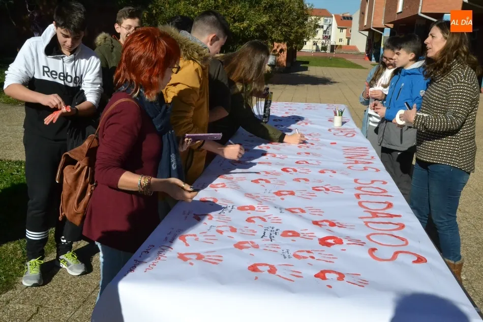Foto 5 - El IES Fray Diego Tadeo se une al D&iacute;a de la Mano Roja  