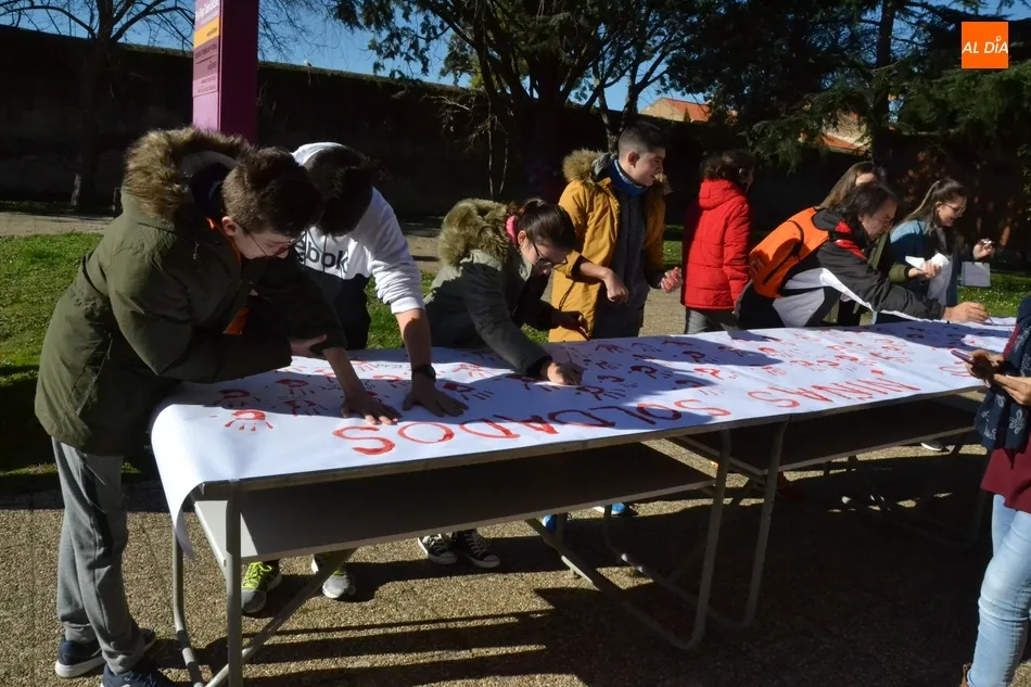 Foto 6 - El IES Fray Diego Tadeo se une al D&iacute;a de la Mano Roja  