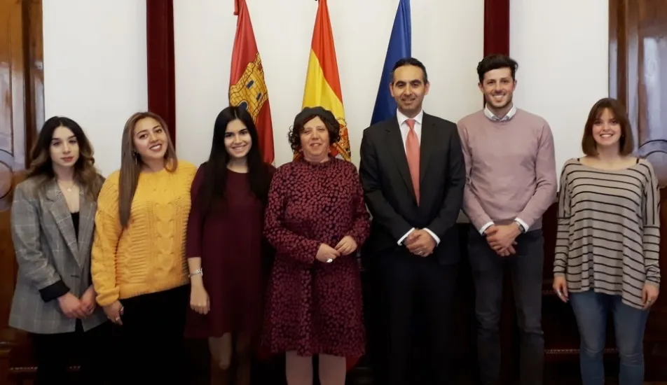 La subdelegada del Gobierno en Salamanca, Encarnación Pérez Álvarez, en el centro, junto a las alumnas de la Universidad de Salamanca