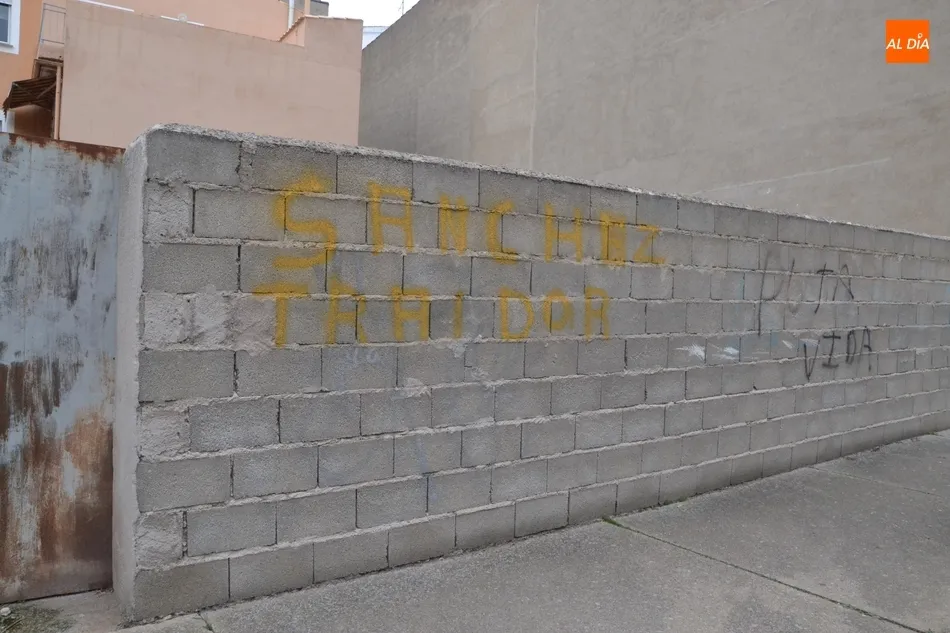 Foto 2 - Aparece una pintada en plena calle llamando &lsquo;traidor&rsquo; a Pedro S&aacute;nchez  