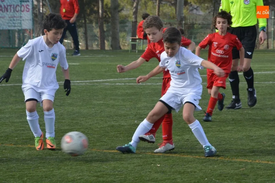Jugadores del Alba de Tormes CF y del Hergar luchan por el balón / Lydia González