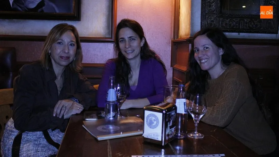 Las investigadoras de la USAL han conversado con los jóvnenes en el bar Holy Cross. Foto: Elena Martínrtí