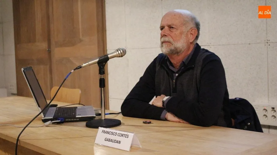 El profesor Francisco Cortés Gabaudán, durante la conferencia. Foto: Elena López