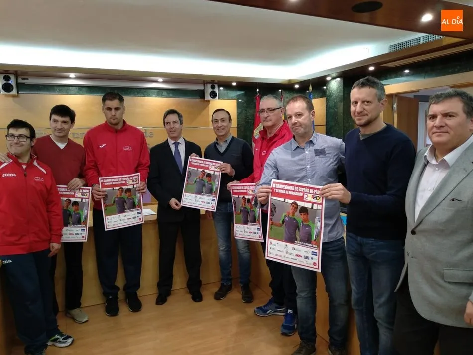 Las autoridades posan con el cartel del evento / Carlos Cuervo