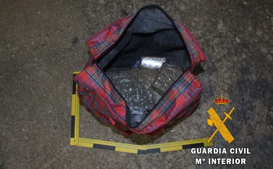 Foto 2 - Detenido en Ituero de Azaba un individuo que llevaba en su coche 10,4 kilos de hach&iacute;s  