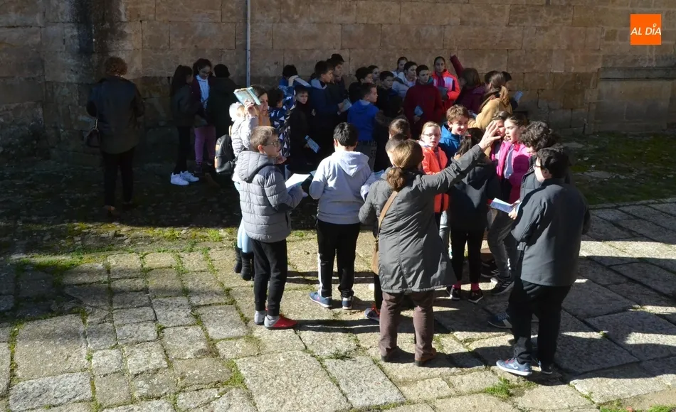 Foto 6 - Alumnos del Colegio Mir&oacute;briga participan en las visitas guiadas a la Catedral  