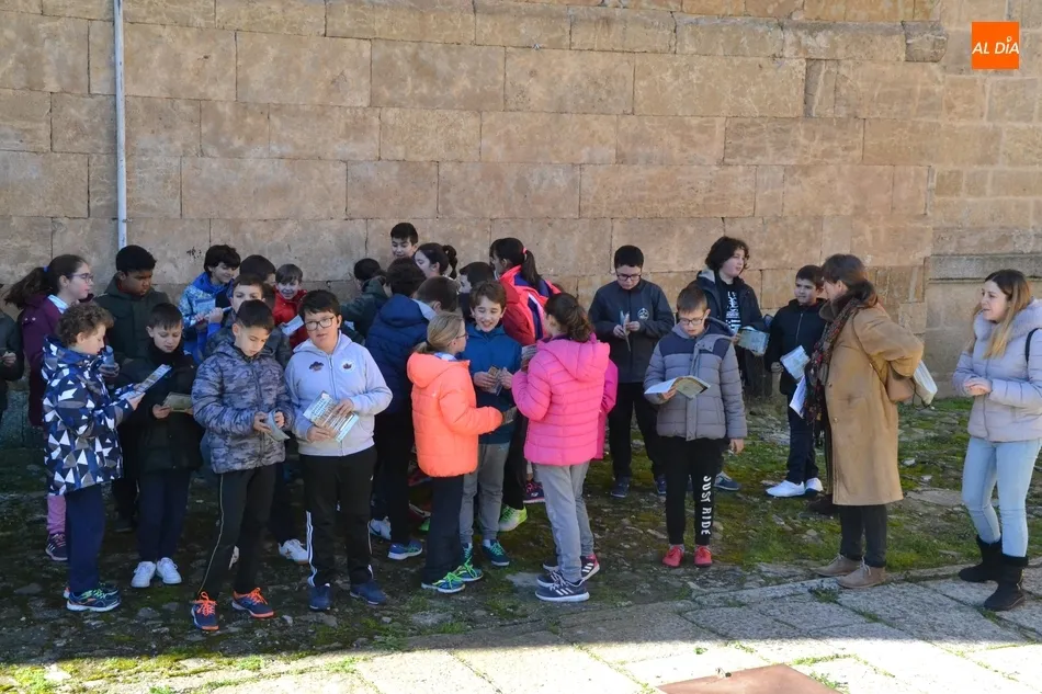 Foto 5 - Alumnos del Colegio Mir&oacute;briga participan en las visitas guiadas a la Catedral  
