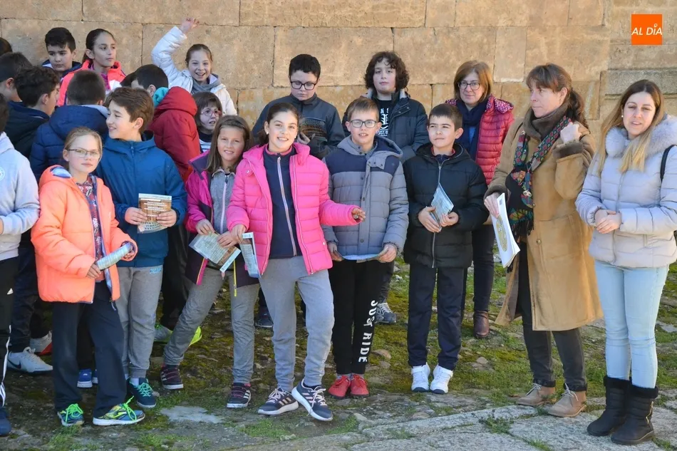 Foto 3 - Alumnos del Colegio Mir&oacute;briga participan en las visitas guiadas a la Catedral  