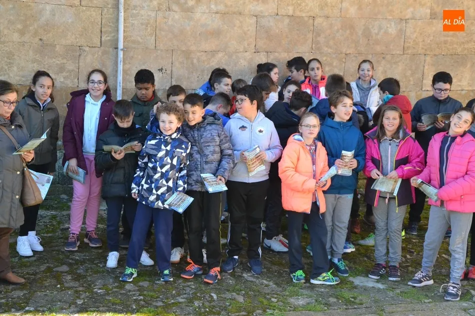 Foto 2 - Alumnos del Colegio Mir&oacute;briga participan en las visitas guiadas a la Catedral  