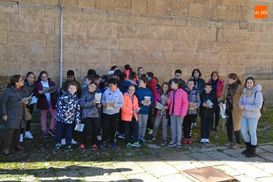 Foto 4 - Alumnos del Colegio Mir&oacute;briga participan en las visitas guiadas a la Catedral  