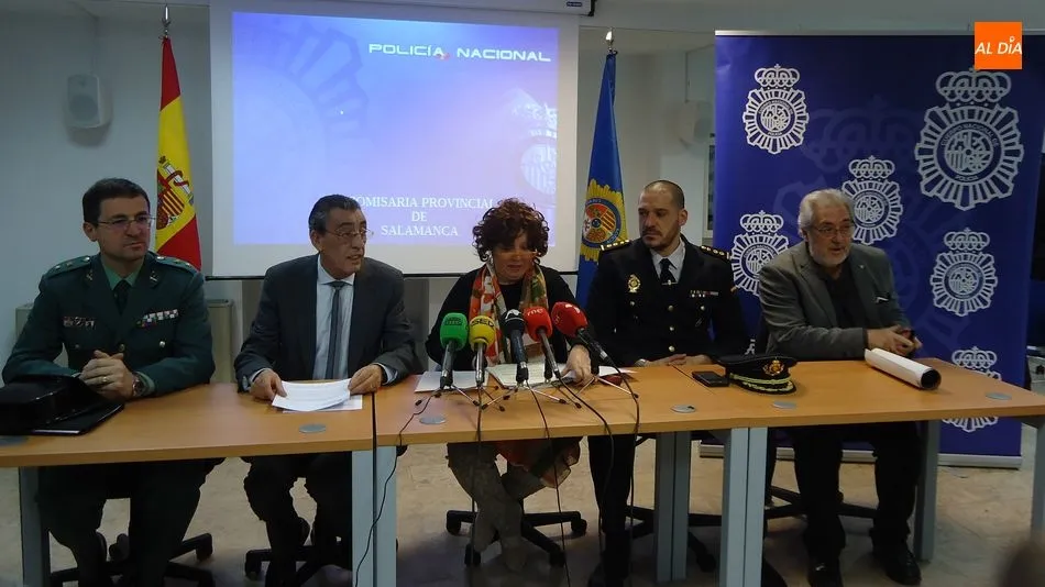La  subdelegada del Gobierno en Salamanca, Encarnación Pérez, y el delegado de la Junta, Bienvenido Mena, en el centro, en la presentación del protocolo de ayuda psicológica a las mujeres víctimas de violencia de género