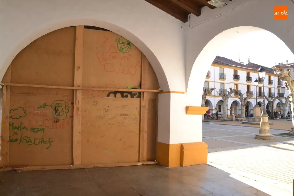 Foto 5 - La Plazuela del Buen Alcalde inicia su mutaci&oacute;n carnavalera  