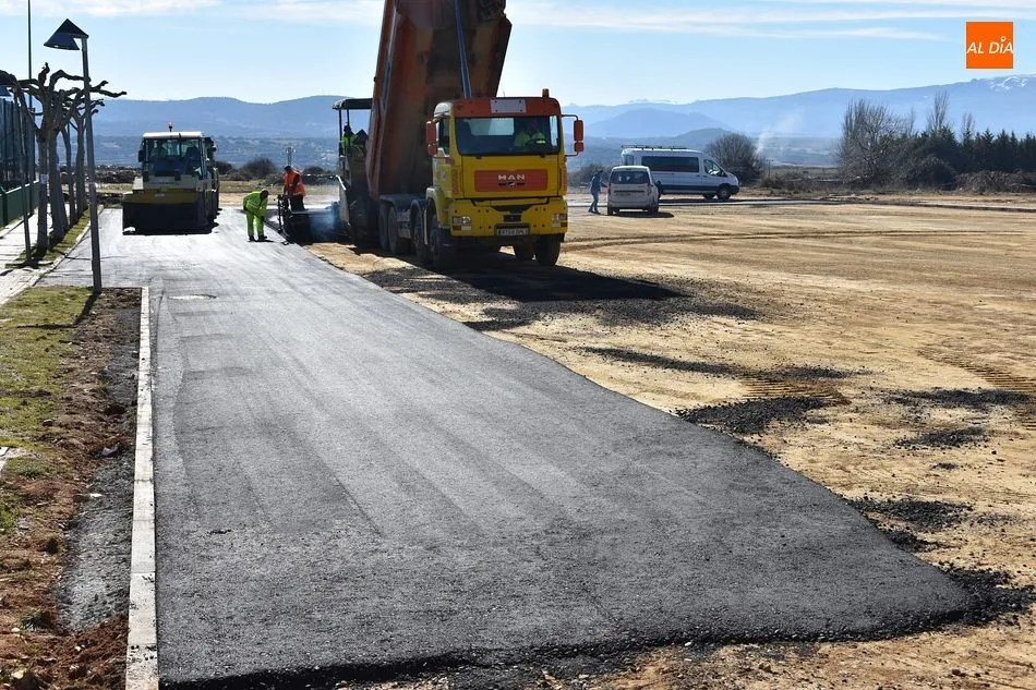 Comienza el asfaltado del aparcamiento del Municipal