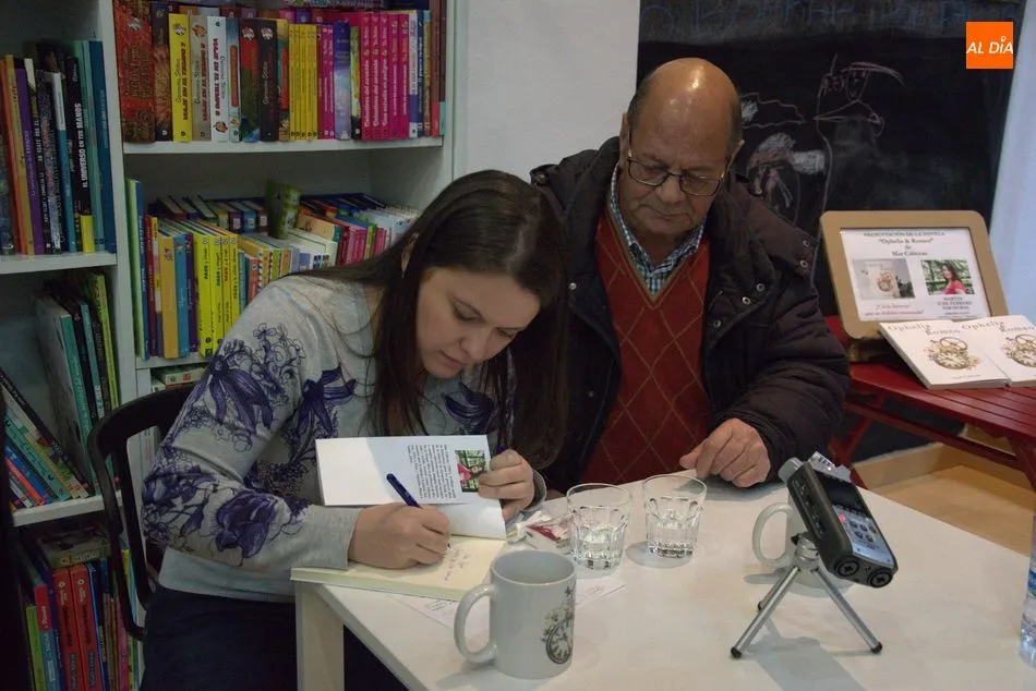 Foto 5 - La salmantina Mar Cabezas presenta su primera novela &lsquo;Ophelia & Romeo&rsquo;  