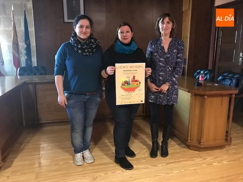 María Dolores Sánchez junto a las representantes de Colectivo Khora