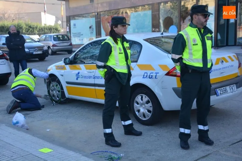 Foto 3 - Un taller de la DGT explica a los conductores c&oacute;mo colocar correctamente las cadenas&nbsp;