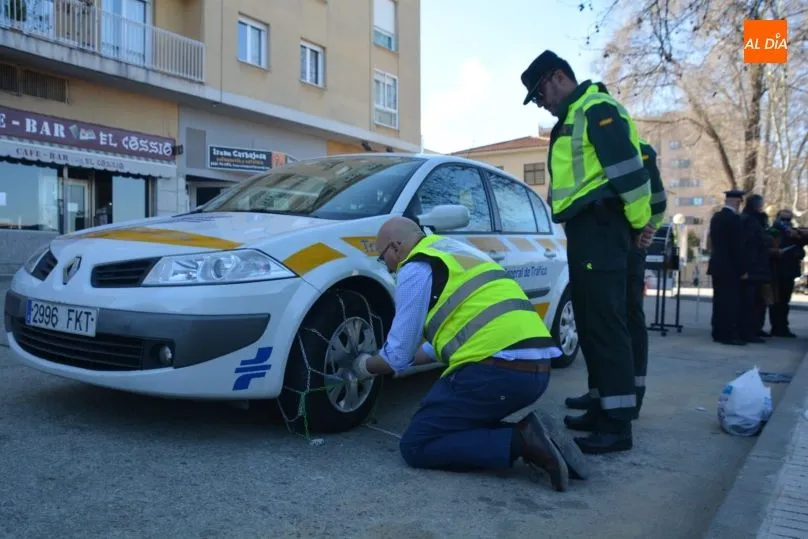 Foto 2 - Un taller de la DGT explica a los conductores c&oacute;mo colocar correctamente las cadenas&nbsp;