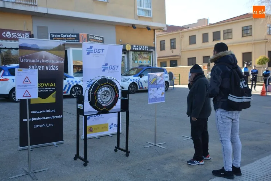 Foto 10 - Un taller de la DGT explica a los conductores c&oacute;mo colocar correctamente las cadenas&nbsp;