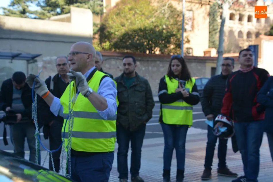 Foto 7 - Un taller de la DGT explica a los conductores c&oacute;mo colocar correctamente las cadenas&nbsp;