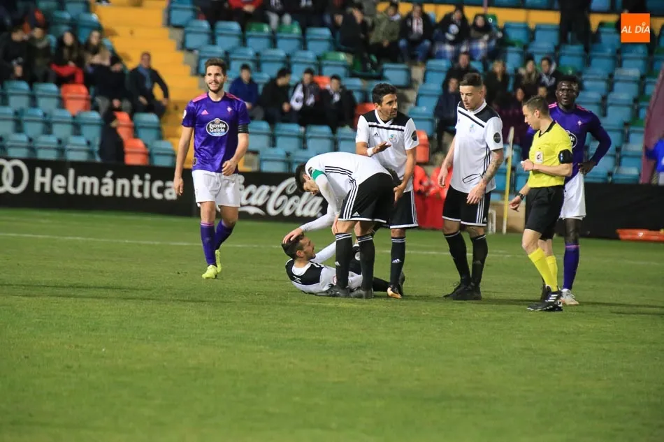 Carpio, junto a varios compañeros, en un partido del Salamanca UDS