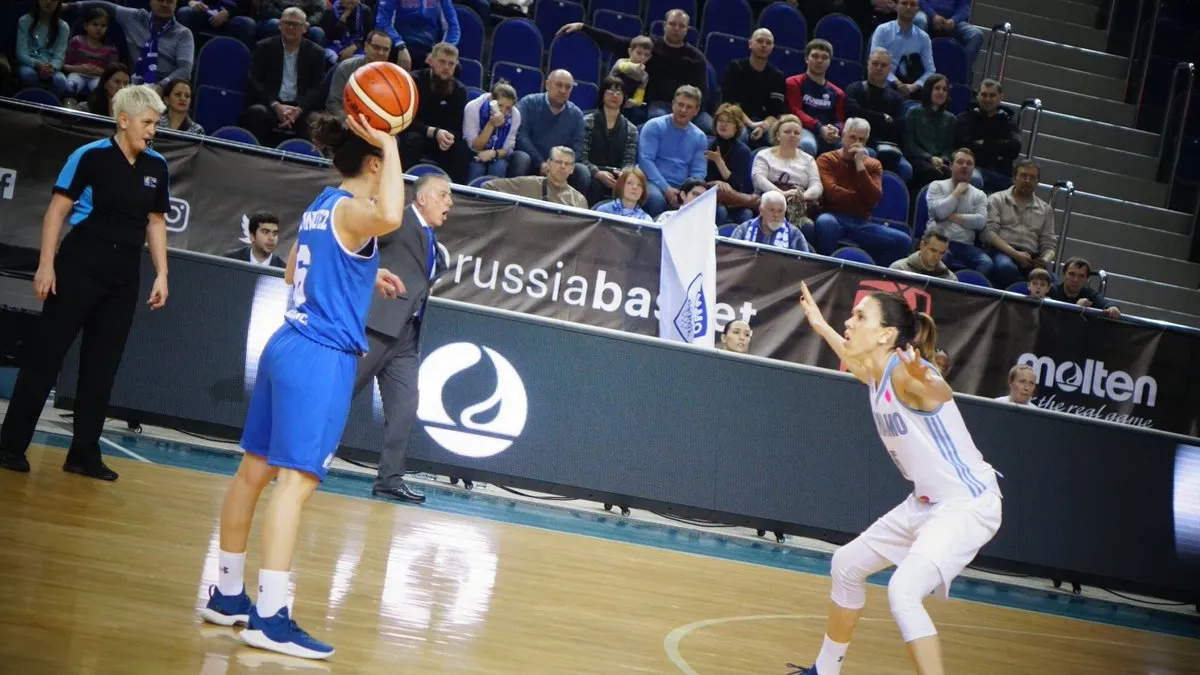 Foto 2 - La pegada del Dynamo de Kursk no da opciones a Perfumer&iacute;as Avenida (69-51)