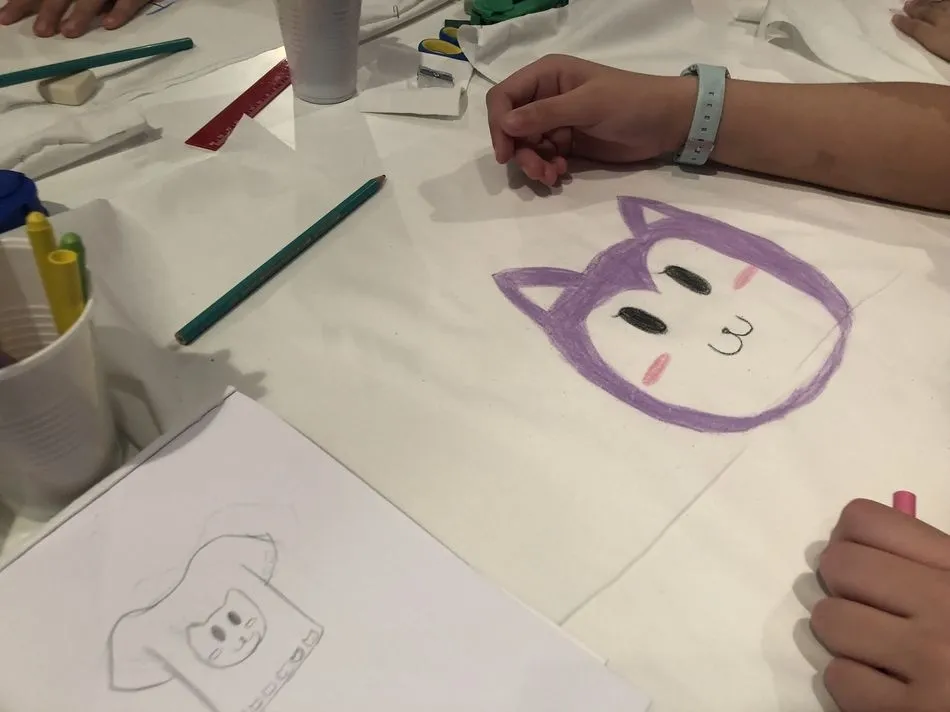 Foto 11 - Alumnos del Colegio Padres Trinitarios participan en un taller de patronaje y confecci&oacute;n de...
