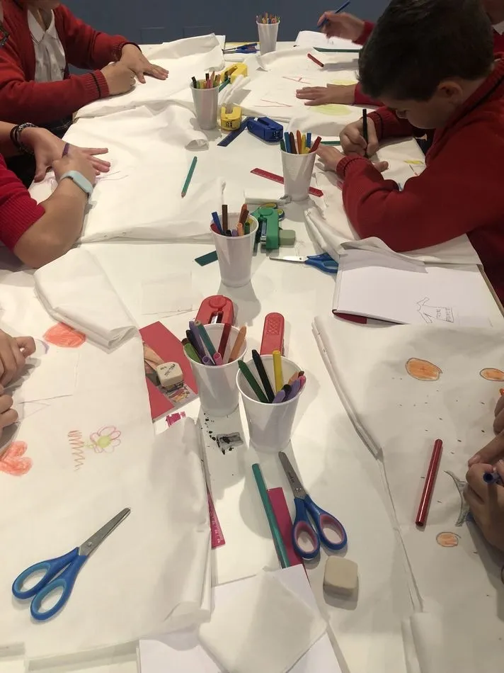 Foto 10 - Alumnos del Colegio Padres Trinitarios participan en un taller de patronaje y confecci&oacute;n de...