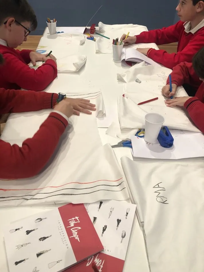 Foto 9 - Alumnos del Colegio Padres Trinitarios participan en un taller de patronaje y confecci&oacute;n de...