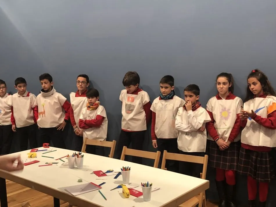 Foto 8 - Alumnos del Colegio Padres Trinitarios participan en un taller de patronaje y confecci&oacute;n de...