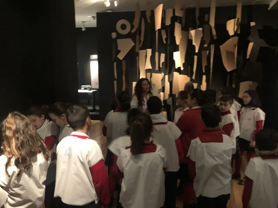 Foto 6 - Alumnos del Colegio Padres Trinitarios participan en un taller de patronaje y confecci&oacute;n de...