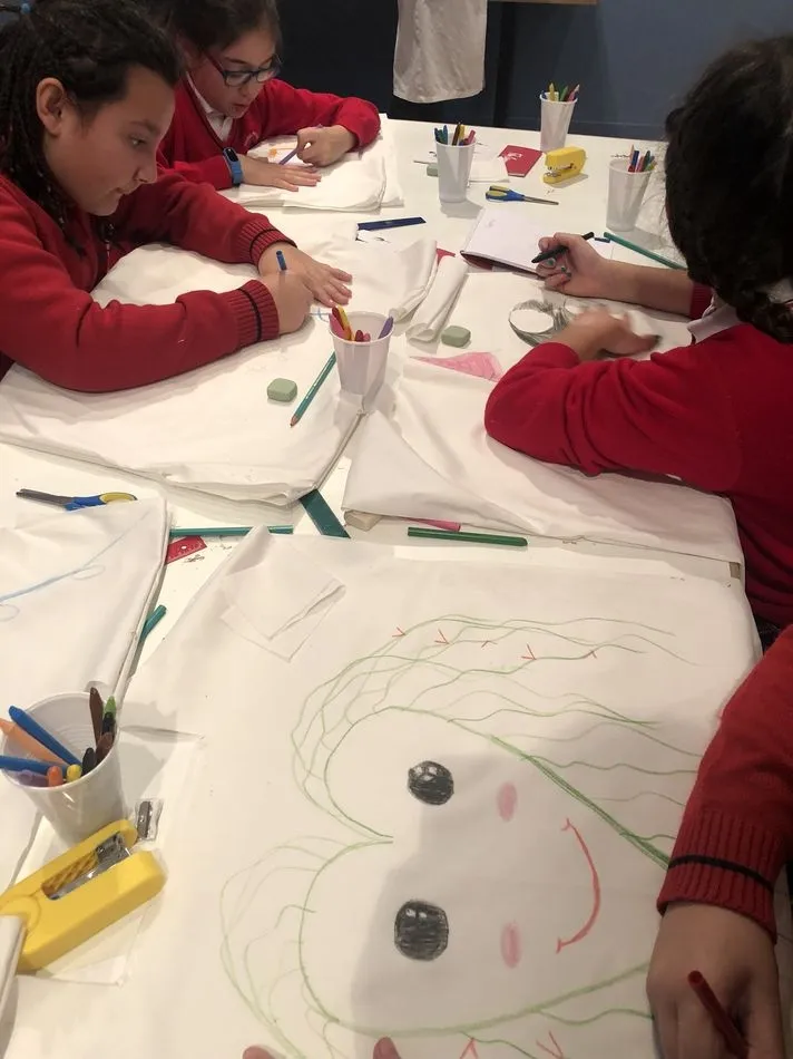 Foto 3 - Alumnos del Colegio Padres Trinitarios participan en un taller de patronaje y confecci&oacute;n de...