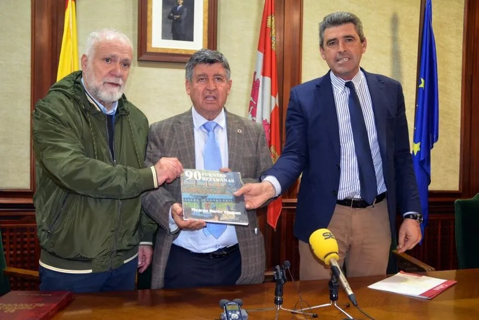 Foto 3 - El diputado de cultura Juli&aacute;n Barrera acude a la presentaci&oacute;n de dos libros de temas bejaranos  