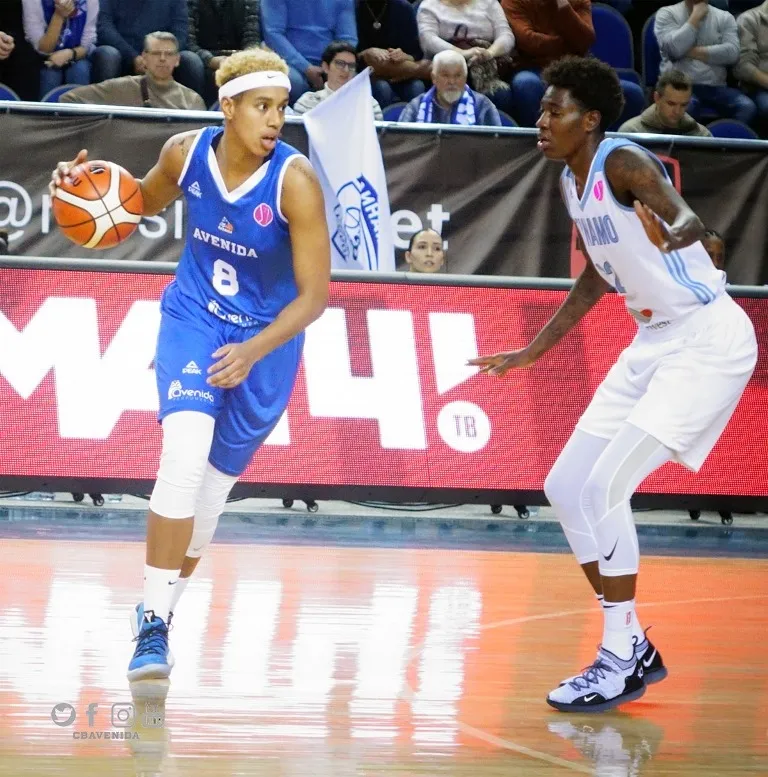 Foto 6 - La pegada del Dynamo de Kursk no da opciones a Perfumer&iacute;as Avenida (69-51)