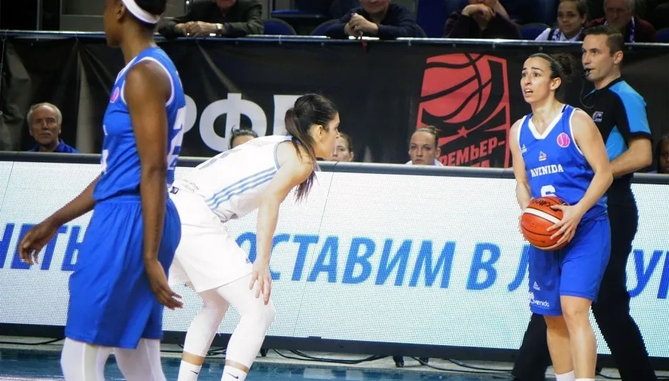 Silvia Domínguez, base de Avenida, frente a su excompañera Marta Xargay