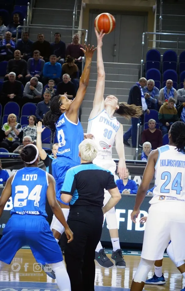 Foto 4 - La pegada del Dynamo de Kursk no da opciones a Perfumer&iacute;as Avenida (69-51)