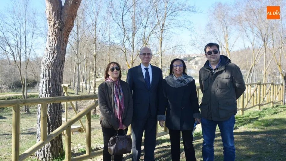 Javier Iglesias y Lourdes Villoria (centro) junto a otros miembros de la Corporación, en la zona recuperada de la ribera del río. Foto: Lydia González
