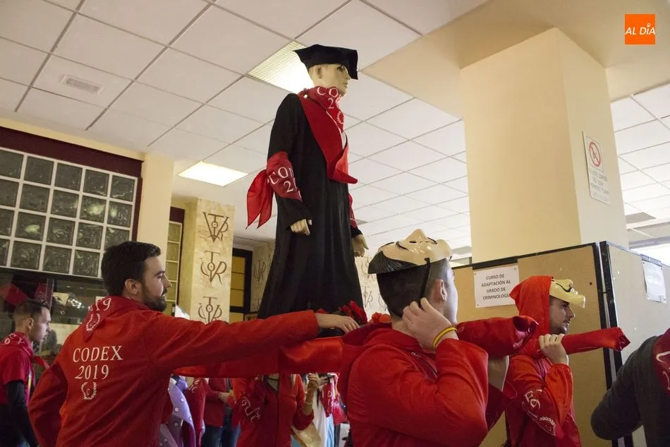 Foto 8 - Divertido desfile de los estudiantes de Derecho por las fiestas del Codex