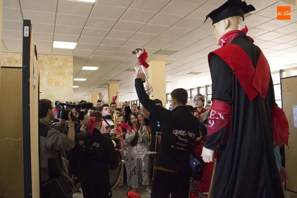 Foto 7 - Divertido desfile de los estudiantes de Derecho por las fiestas del Codex