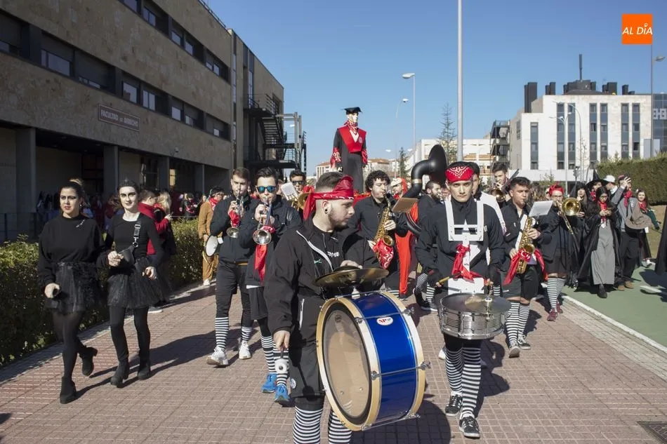 Foto 5 - Divertido desfile de los estudiantes de Derecho por las fiestas del Codex