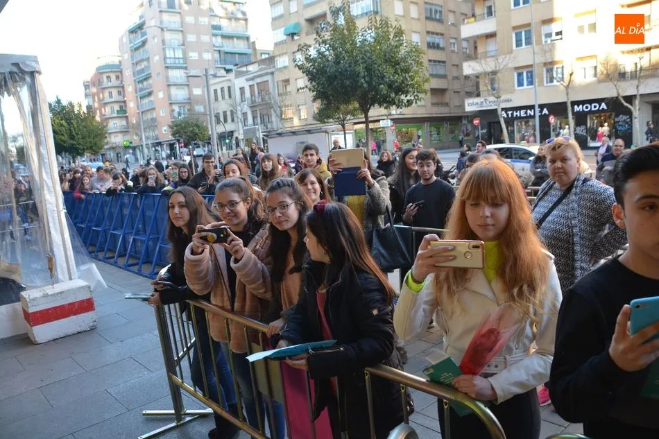 Foto 2 - Sabela Ramil cautiva a los j&oacute;venes salmantinos en la firma de su disco  