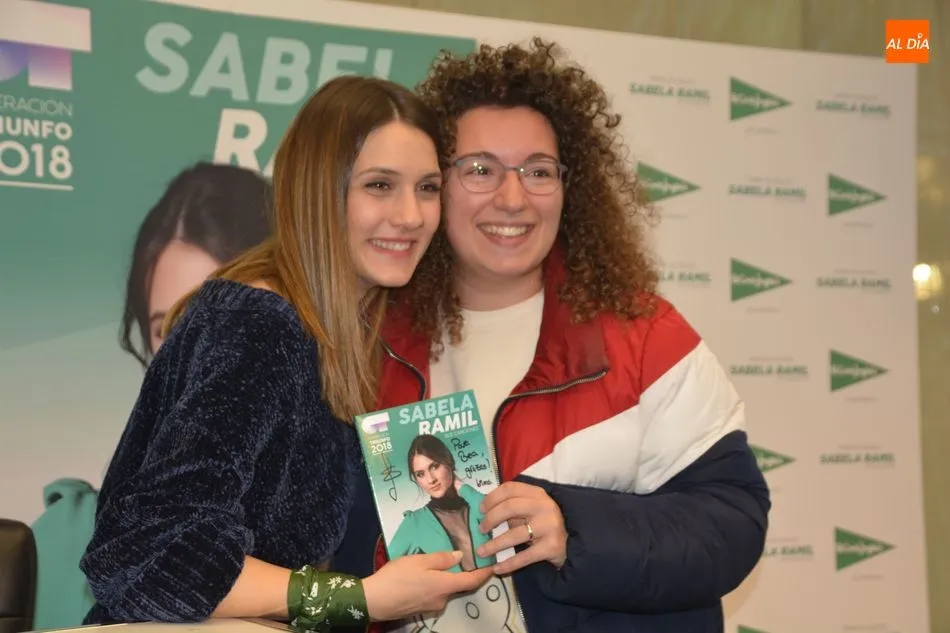 Foto 11 - Sabela Ramil cautiva a los j&oacute;venes salmantinos en la firma de su disco  