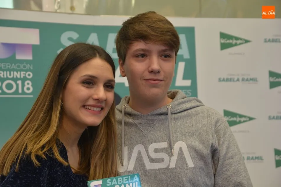 Foto 10 - Sabela Ramil cautiva a los j&oacute;venes salmantinos en la firma de su disco  